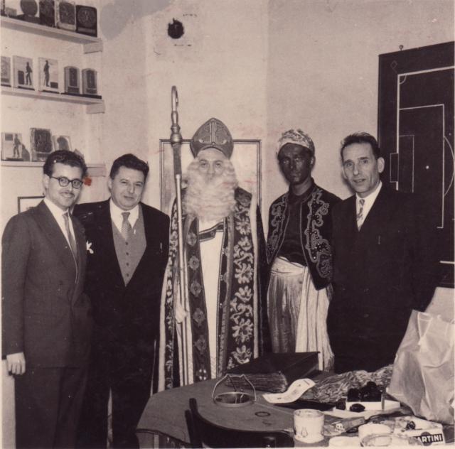 Zij bleven er stiekem in geloven en dus bracht hij hen elk jaar een schoon cadeau.